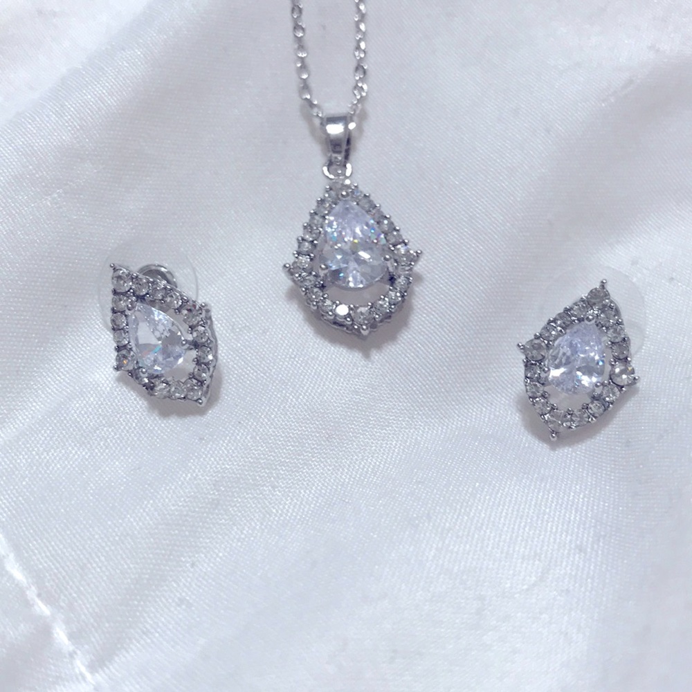 Earrings and necklace set